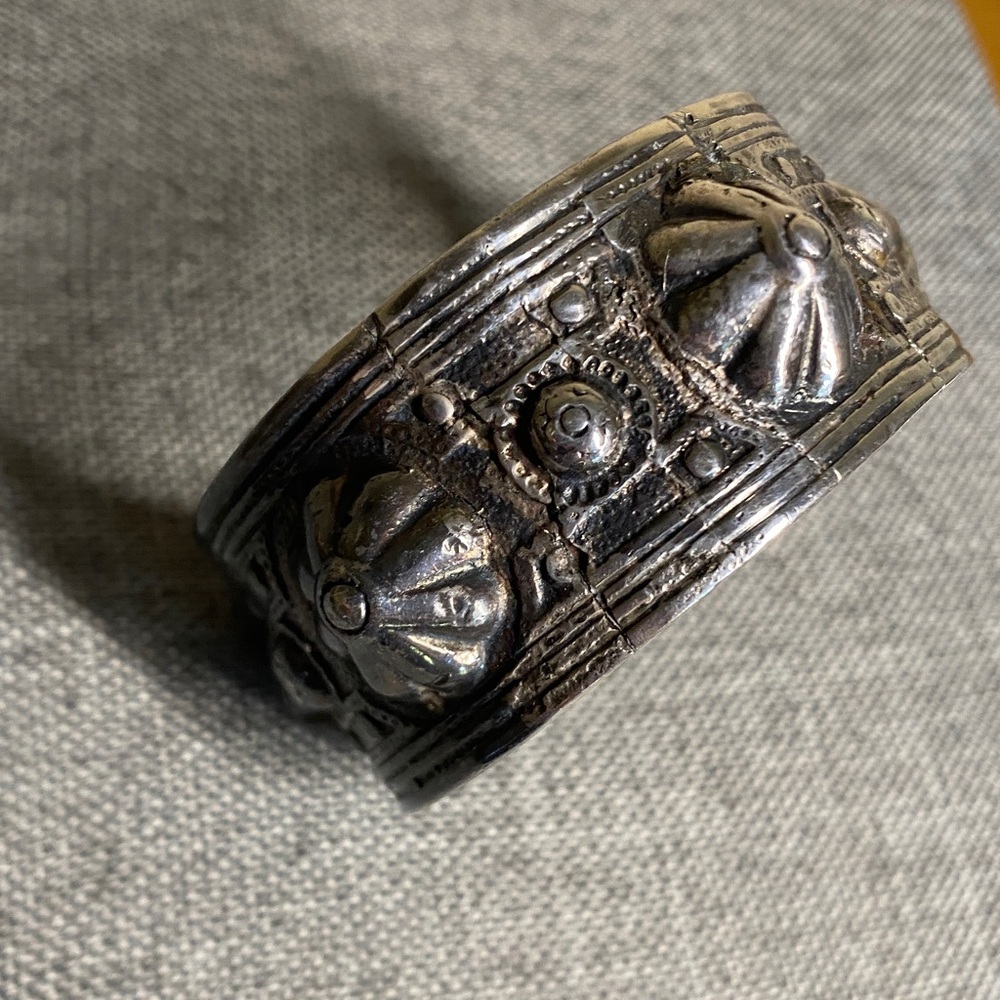 Antique Repousee Silver Bracelet (61.6 grams) - Picture 2 of 14